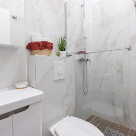 Throne Of 1 Apartman